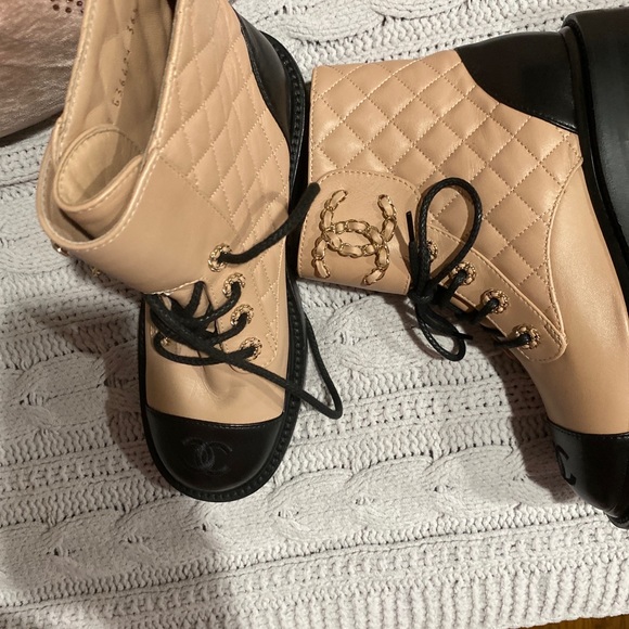 100% Auth NIB 2020 Chanel Interlocking CC Combat Boots 2 Tone 36.5 EUR sz US 6.5 - Picture 2 of 6